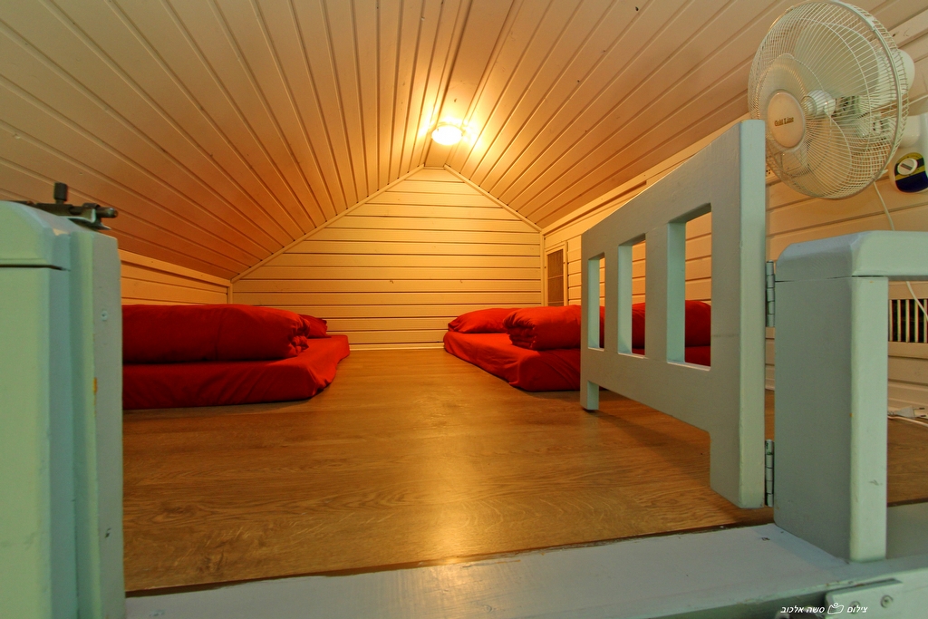 קומת הגלריה בבקתת הסטודיו